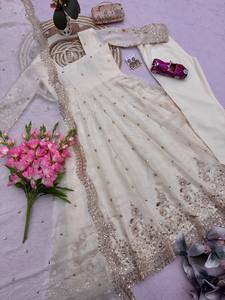 Ensemble Anarkali brodé crème avec dupatta, tenue traditionnelle indienne et pakistanaise pour femme, coupe ample, longueur cheville, idéal pour les mariages - Product Image 3
