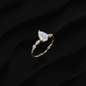 Nouvelle Collection : Bague en Diamant Poire avec Accents de Diamants Marquise et Ronds, Accents Scintillants, Pierre Centrale Éclatante D-E VVS-VS - Product Image 1