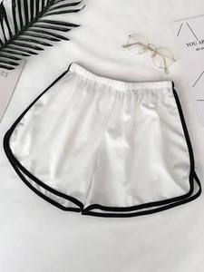 Shorts Blancos de Satén para Mujer con Ribete Negro, Cintura Elástica, Corte Holgado, Estilo Casual, Cintura Media, Tela Transpirable, Shorts para Hombre - Product Image 1