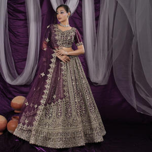 Lehenga Choli en tulle avec broderies florales épaisses, chemisier structuré et dupatta à ourlet festonné pour les grandes occasions - Product Image 2