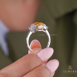 Bague de fiançailles et de mariage personnalisée en or bicolore avec diamant jaune fantaisie de laboratoire taille ovale et trois pierres, et diamant trapézoïdal latéral - Product Image 5