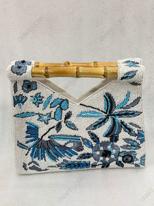 Fabricante de Bolsos de Mano con Cuentas Azules, Motivo Botánico, Bolsos de Resort, Venta al por Mayor, OEM, Bolsos Artesanales, Exportación, Marca Privada, Suministro a Granel - Product Image 3
