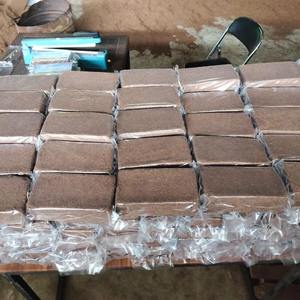 Bloque de Fibra de Coco de Alta Calidad de 5 kg, Bajo Contenido de CE (<0.5), Fibra de Coco Orgánica para Agricultura y Plantación en Climas Áridos - Product Image 1