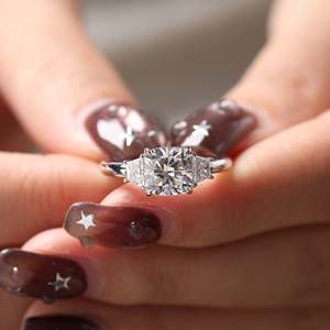 Bague de fiançailles de luxe en or 14 carats avec diamant de laboratoire taille coussin de 2 carats et trois pierres, avec diamants latéraux brillants en forme de trapèze, certifiée IGI CE - Product Image 1