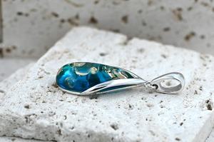 Pendentif en pierre d'ambre bleue, argent sterling 925 plaqué or, serti clos vintage, fait main, petite pierre précieuse, bijoux océaniques - Product Image 5