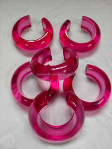 Brazalete Abierto de Resina Rosa Intenso Hecho a Mano, Brazalete Ancho Tipo Torque, Joyería de Moda para Mujeres Modernas - Product Image 4