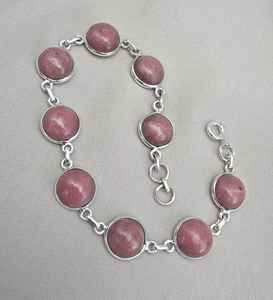 กำไลข้อมือโรโดโครไซต์ชุบทองเงินแท้ 925 ประดับพลอยสีชมพูทรงคาโบชอง งานแฮนด์เมดสำหรับผู้หญิง ระดับพรีเมียมสุดหรู - Product Image 6