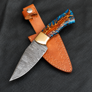 Couteau de chasse/camping artisanal en acier Damas à pointe droite, manche en résine, fourreau en cuir de 3 mm, OEM/ODM/OBM disponible, personnalisable - Product Image 1