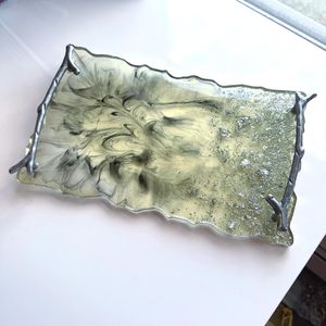 Plateau de service alimentaire unique en résine époxy avec poignées métalliques – Plateau de table décoratif écologique pour restaurants et hôtels - Product Image 1