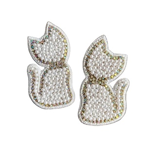 Boucles d'oreilles pendantes faites à la main en perles pour femmes, motif chat avec strass blancs, mignonnes et tendance, idéales pour les fêtes, mariages ou comme cadeau. - Product Image 1