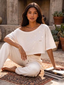 Blusa asimétrica blanca de un solo hombro con pedrería dorada, camisa personalizada para mujer, top informal de corte holgado con adornos dispersos, camiseta DTG - Product Image 5