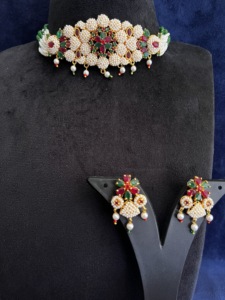 Parure de bijoux indiens faits à la main en laiton rose et vert, avec perles plaquées or et strass, motif floral, pour femme, idéale pour les fêtes - Product Image 2