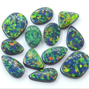 Opale synthétique australienne doublette, taille ovale, cabochon poli lisse, multichrome, effet feu, créée en laboratoire, certifiée par un tiers - Product Image 1