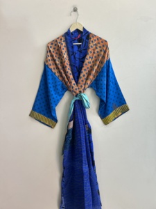 Kimono vintage bohemio de crepé de seda para mujer, bata de noche reciclada. - Product Image 1