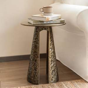 Mesa Auxiliar Clásica de Metal Antiguo con Acabado Artesanal Detallado y Cuerpo de Hierro Sólido para Decoración Tradicional del Hogar - Product Image 1