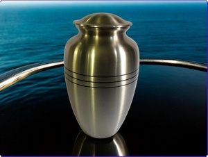 Urne en aluminium à détails fins, design complexe, urne en aluminium à motifs floraux gravés, urne en aluminium avec bordure gravée, vase en aluminium - Product Image 2