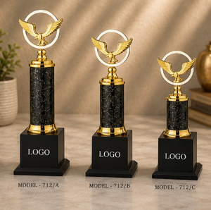 Trofeo Metálico Modelo 712 con Forma de Águila, Bañado en Oro, con Base Negra de Madera, Grabado, Premio Deportivo - Product Image 1