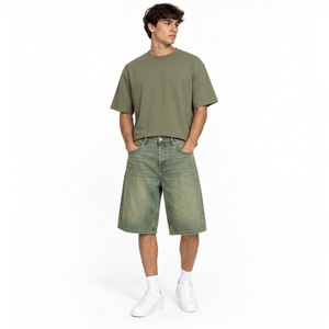 Shorts en jean longs à jambe droite personnalisés avec finition délavée mi-bleue, détail d'étiquette tissée personnalisée, longueur genou, coupe décontractée - Product Image 2