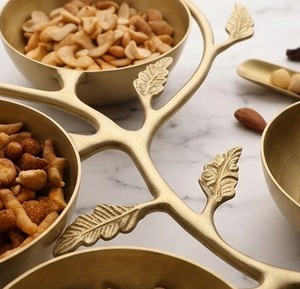 Servidor de Nueces de Diseño Artesanal con Acabado Dorado Brillante, 4 Tazones, Servidor de Nueces de Metal Dorado con Diseño de Árbol, Tazones para Servir Frutos Secos - Product Image 2