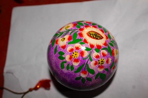 Adorno Redondo de Plástico Colorido con Diseño Floral en Azul Turquesa, Blanco y Amarillo, Diseño Simple, Bola Decorativa - Product Image 3