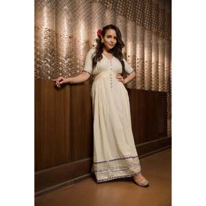 Robe blanche Daisy Silver, silhouette trapèze, tissu en mousseline, taille naturelle - Product Image 5