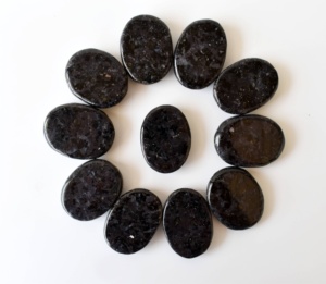 Piedras Planas de Gabbro Indigo Pulido Semipreciosas al por Mayor para Sanación, Meditación, Decoración y Regalos - Product Image 1
