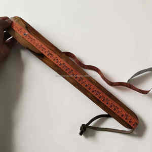 Cuchara para zapatos ecológica y moderna de madera de mango de 40 cm con elegante acabado y lazo de cuero genuino al mejor precio - Product Image 2