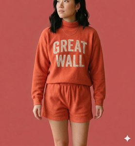 Ensemble haut court à col montant et short décontracté pour femme, avec une esthétique lounge contemporaine et un confort léger - Product Image 1