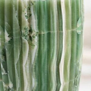 Jarrón de Ónix Verde Natural Acanalado y Estriado, Hecho a Mano, con Diseño Cónico y de Columna, Florero de Piedra de Lujo para Mesa de Consola de Sala de Estar - Product Image 4