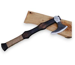 Hache de survie multi-usage artisanale en acier industriel à haute teneur en carbone, manche en bois de rose, cuir, 1,5 kg - Product Image 1