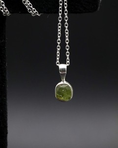 Collar con Colgante de Peridoto Natural en Bruto, Gema de Cristal Verde, Joyería de Plata Hecha a Mano, Piedra Curativa, Regalo Boho para Mujer - Product Image 1