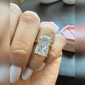 Bague de luxe en diamant de laboratoire taille radiant pour femme, or, cadeau de fiançailles et de mariage, disponible en 9K, 14K, 18K avec certificat IGI SGL - Product Image 3