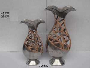 Floreros de mesa modernos de aluminio fundido con acabado de terracota para decoración del hogar o Bodas de Azora Industries - Product Image 2