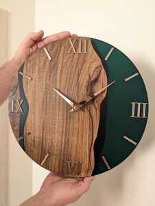 Reloj de Pared Moderno de Madera con Números Romanos, Detalles Verdes, Acabado Pulido, Reloj Decorativo para Sala de Estar, Oficina en Casa, ANURAG - Product Image 6