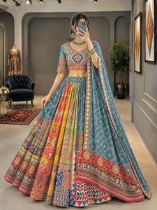 Lehenga multicolor de algodón muselina con estampado digital de diseñador y detalles de espejo, con blusa y dupatta, conjunto Navratri Chaniya Choli. - Product Image 1