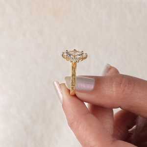Anillo de compromiso con diamante marquise de 3.01 quilates VS1 cultivado en laboratorio, con diseño de racimo, en oro amarillo de 18 quilates, moderno, ideal como regalo de promesa para amantes. - Product Image 2