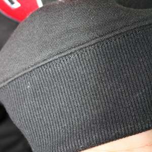 Sudadera SWARM BLACK con Cuello Alto, 100% Rojo, Apliques Bordados, Cuello Ancho, URBAN PRODUCTIONS - Product Image 6