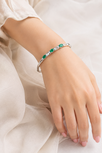 กำไลข้อมือรูปไข่สีมรกต เงินแท้ 925 ชุบโรเดียม สไตล์คลาสสิก ประดับเพชรแบบหนามเตย สำหรับของขวัญวันครบรอบและวันแต่งงาน KLSB20668 - Product Image 3