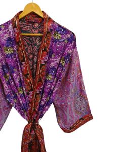 Kimono vintage de seda con patchwork de sari, túnica larga para cubrir el bikini, ropa de dormir, hecho a mano en India con seda de sari reciclada. - Product Image 3