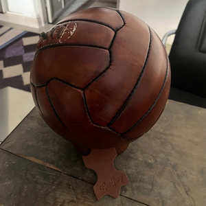 ลูกบอลหนังเคลือบสีพาติน่าโบราณ ศตวรรษที่ 1900 - ขัดเคลือบด้วยแว็กซ์ - ขนาด 5 ลูก - ลูกรักบี้ ลูกฟุตบอล ลูกบาสเกตบอล - Product Image 3