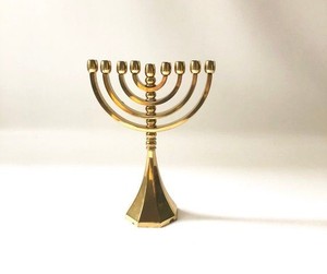 Candelabro Menorah Rústico de Bronce con Acabado Martillado, Accesorio Decorativo Tradicional para Mesa - Product Image 6
