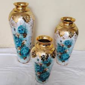 C'est une paire de vases de sol en fonte dorée. - Product Image 2