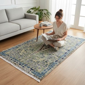 Tapis moderne abstrait en mosaïque noué à la main, motif géométrique vert et bleu, en verre teinté, laine et soie, avec franges - Product Image 1