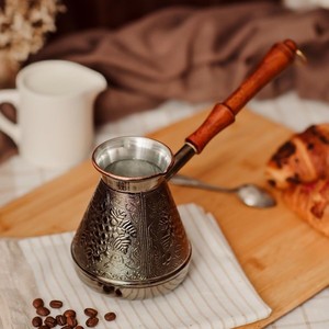 หม้อกาแฟทองเหลืองทำมือสไตล์วินเทจพร้อมด้ามจับไม้ งานศิลปะเคลือบเงาตกแต่ง ของแท้สำหรับชงกาแฟ ของตกแต่งบ้าน - Product Image 1