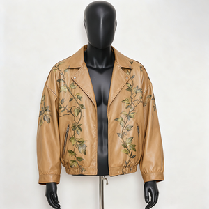 Blouson moto en cuir marron pour homme, col rabattu, fermeture éclair, motif floral brodé à la main, manches classiques, idéal pour l'automne - Product Image 1