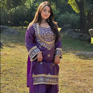 Ensemble élégant de kurta en soie ethnique Fendy avec broderies lourdes et sharara évasée - Product Image 1