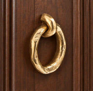 Sonnette de porte ovale artisanale en or chaud avec support incurvé organique et finition texturée pour portes d'entrée distinctives - Product Image 4