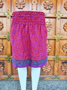 กระโปรงมินิพิมพ์ลายดอกโบฮีเมียนสำหรับผู้หญิง ฤดูร้อน เอวสูง ผ้าไหมแท้ 100% นุ่มสบาย สไตล์โบโฮ เอธนิค กิปซี ชายหาด ODM - Product Image 2