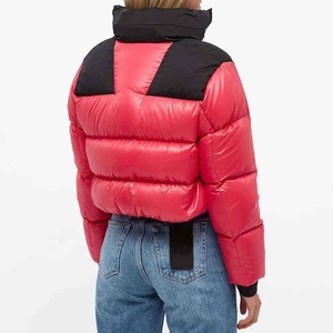 Chaqueta Acolchada de Invierno para Mujer, de Alta Calidad, Cálida, con Bloques de Color Rojo y Negro, Cuello Alto, Capucha Desmontable, Estilo Corto - Product Image 3