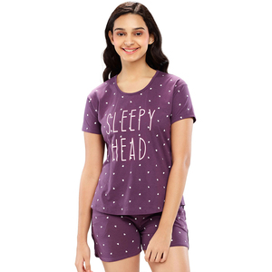 Conjunto de camiseta y pantalón corto de poliéster y algodón suave con estampado floral elegante para mujer, ideal para un look informal y relajado. - Product Image 1